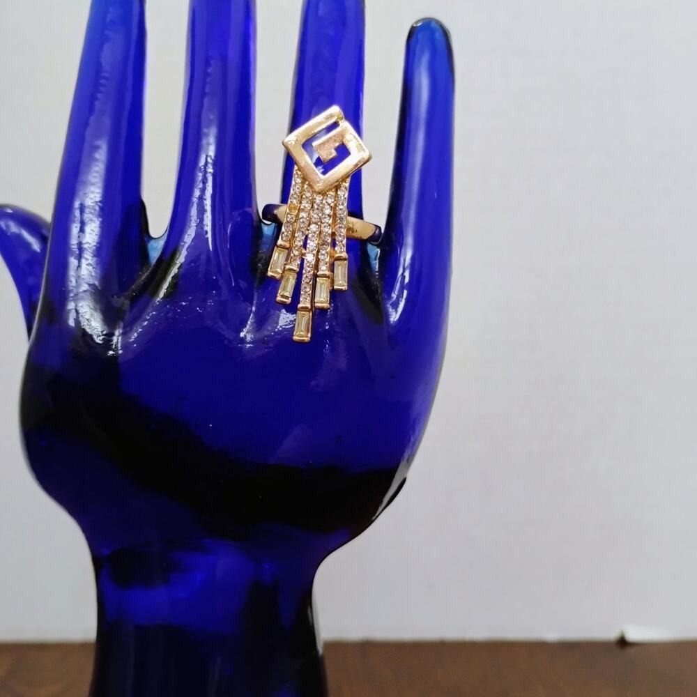 Fun Fashion Gold Tone Ring with crystal Accents Size 8